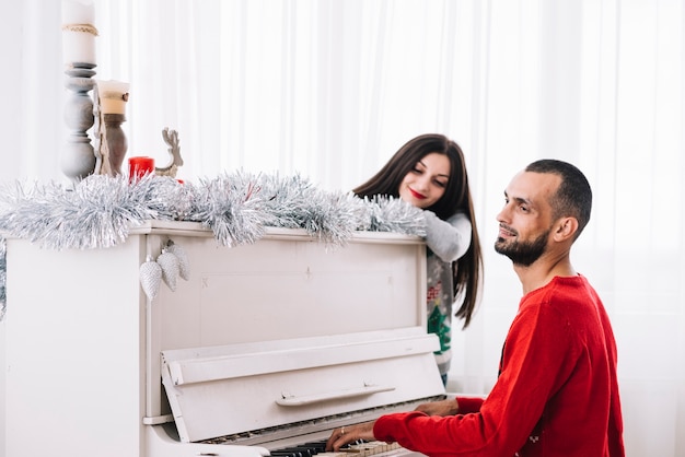 Foto gratuita hombre tocando piano junto a mujer