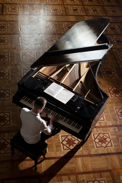 Hombre tocando el piano vista superior