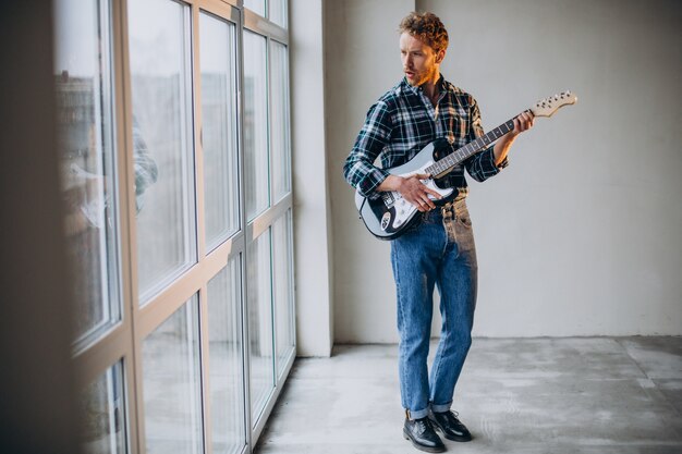 Hombre tocando solo en la guitarra