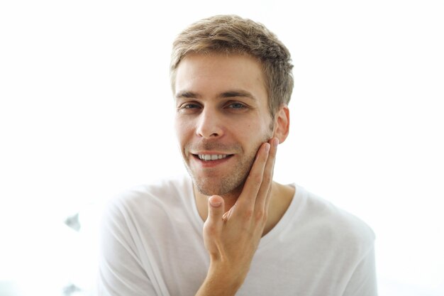 Hombre tocando su barba, listo para afeitarse.