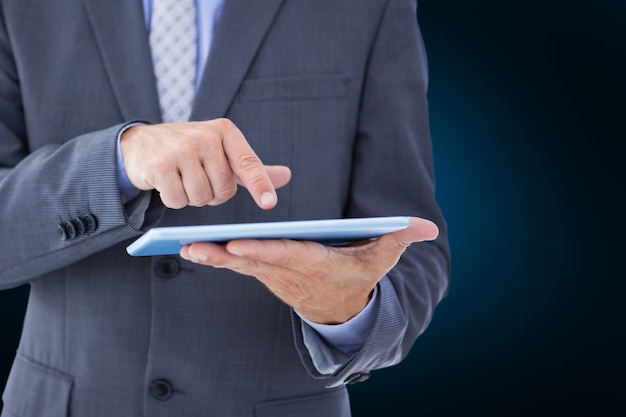 Hombre tocando una tablet