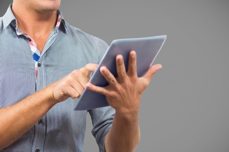 Foto gratuito hombre tocando una tablet