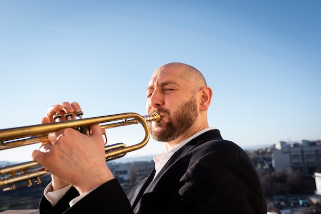 Hombre tocando la trompeta el día del jazz