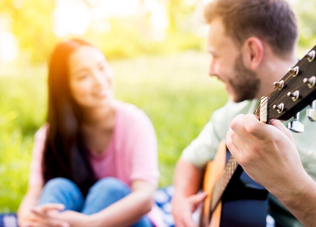 Hombre, tocar la guitarra, en, picnic