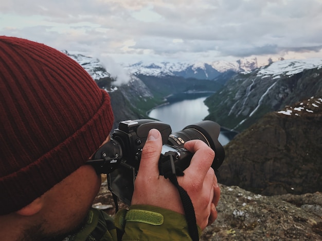 Foto gratuita el hombre toma una imagen del paisaje escandinavo magnífico