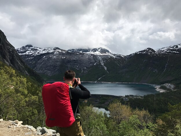 El hombre toma una imagen del paisaje escandinavo magnífico