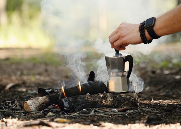 hombre tomando café en el bosque