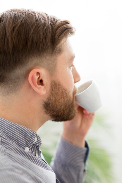 Hombre tomando café