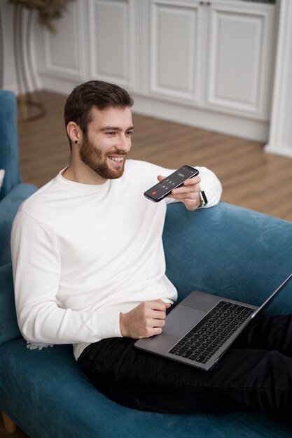 Hombre tomando cursos de e learning