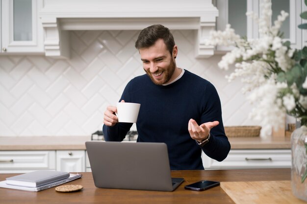 Hombre tomando cursos de e leraning