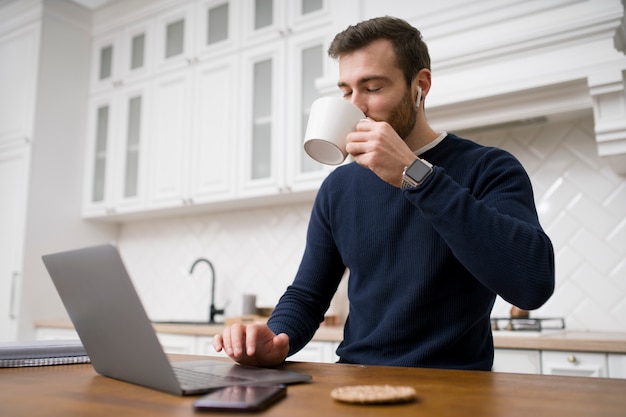 Hombre tomando cursos de e leraning