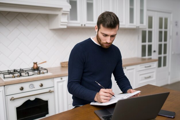 Hombre tomando cursos de e leraning