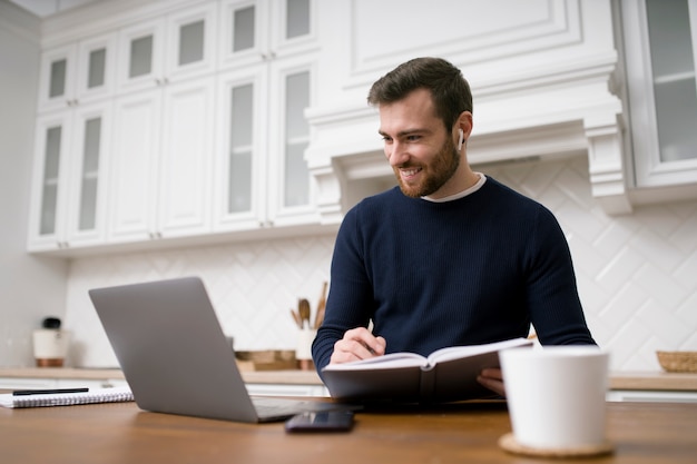 Foto gratuita hombre tomando cursos de e leraning