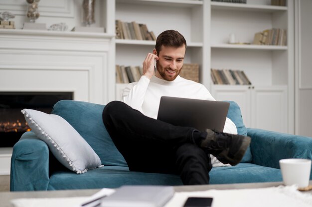 Foto gratuita hombre tomando cursos de e leraning