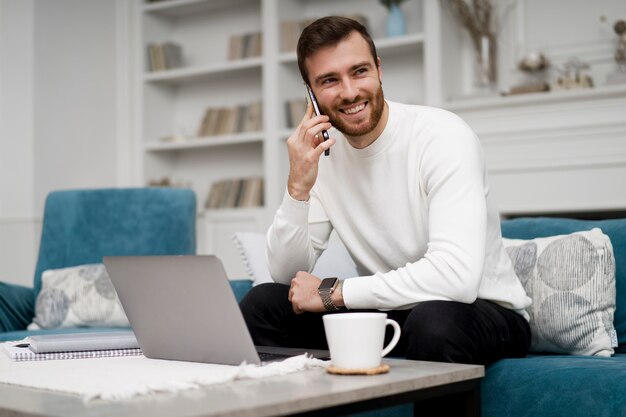 Hombre tomando cursos de e leraning