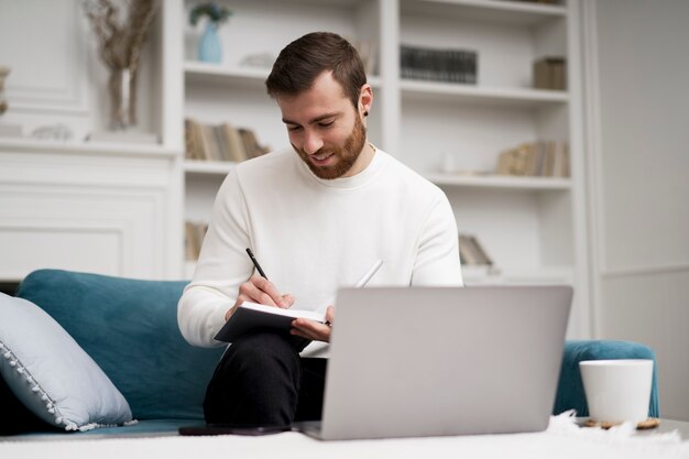 Hombre tomando cursos de e leraning