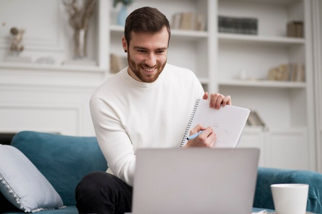 Hombre tomando cursos de e leraning