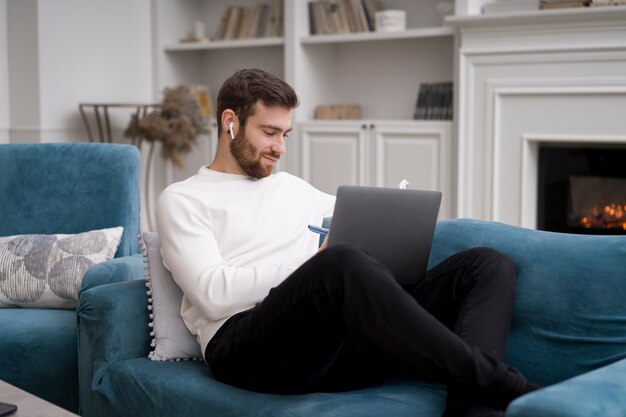 Hombre tomando cursos de e leraning