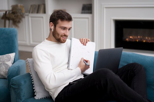 Hombre tomando cursos de e leraning