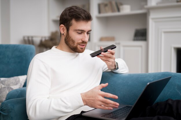 Hombre tomando cursos de e leraning