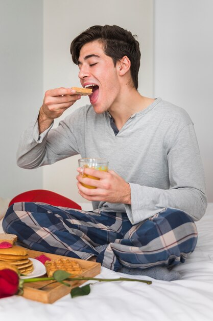 Hombre tomando el desayuno en el día de San Valentín