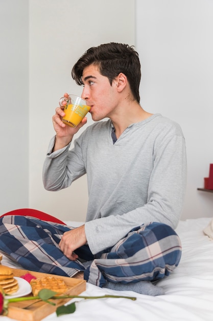 Hombre tomando el desayuno en el día de San Valentín