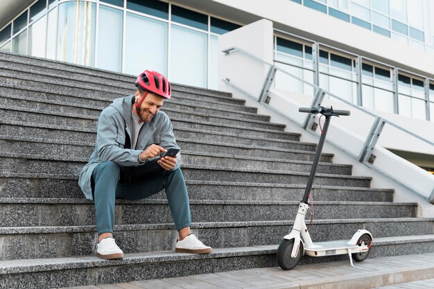 Hombre tomando un descanso después de montar su scooter