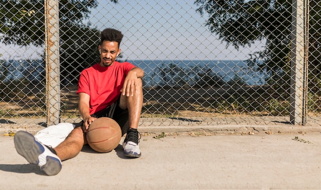 Foto gratuita hombre tomando un descanso después de un partido de baloncesto