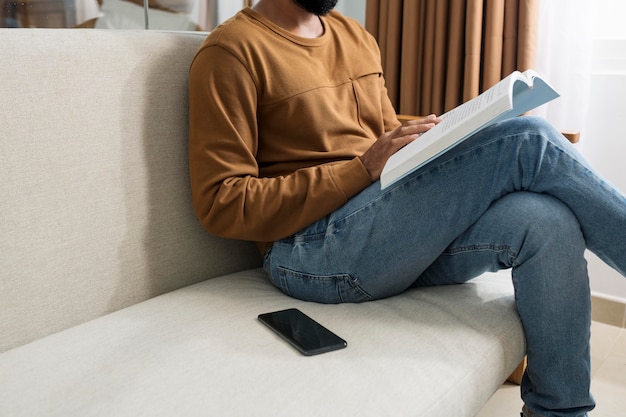 Hombre tomando un descanso para leer