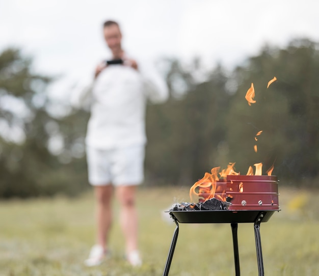 Hombre tomando foto de barbacoa al aire libre