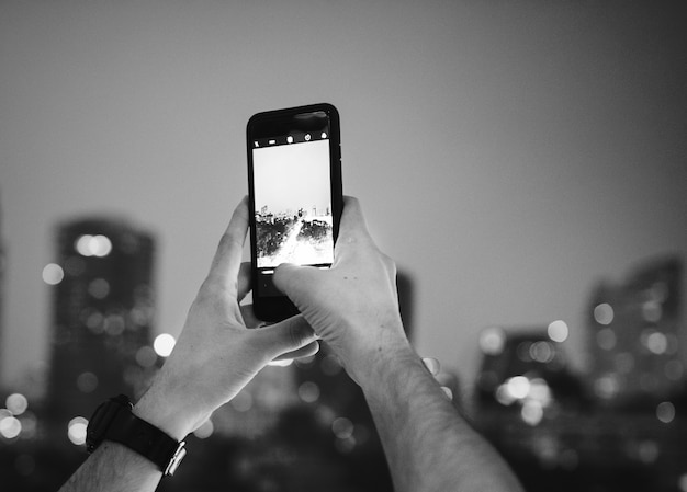 Foto gratuita hombre tomando una foto con un móvil