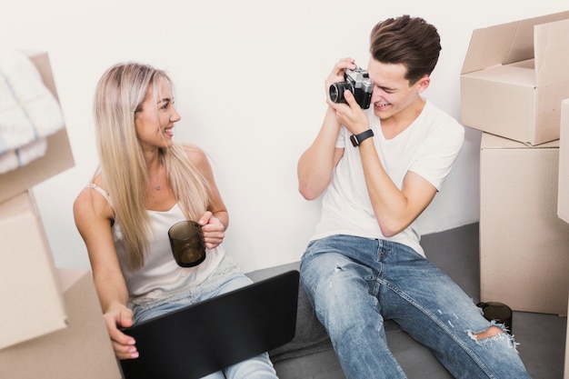 Hombre tomando foto de su amante