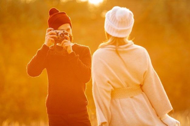 Hombre tomando una foto de su amigo al aire libre