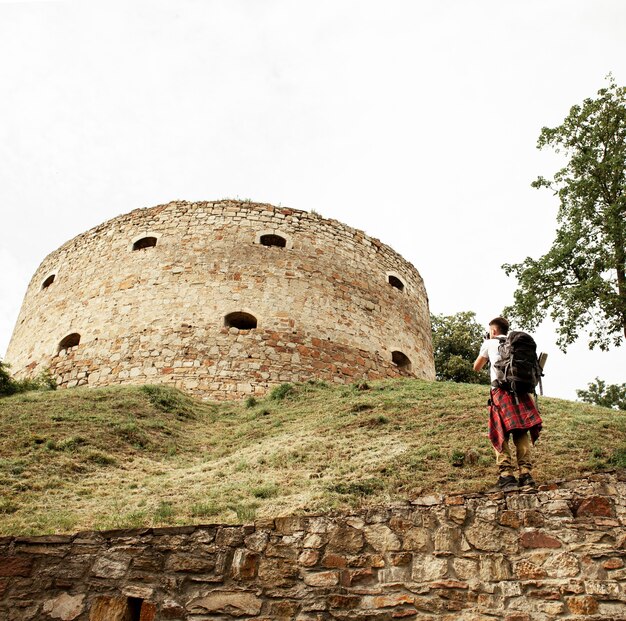 Hombre tomando fotos del castillo