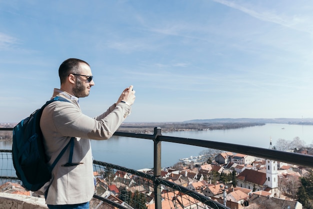 Foto gratuita hombre tomando fotos de la ciudad