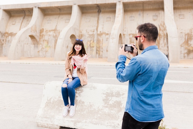 Foto gratuita hombre tomando fotos de gesticular mujer sonriente