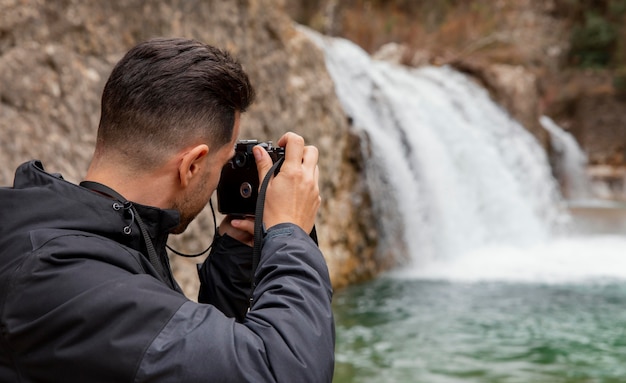 Foto gratuita hombre tomando fotos de la naturaleza