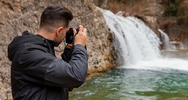 Foto gratuita hombre tomando fotos de la naturaleza