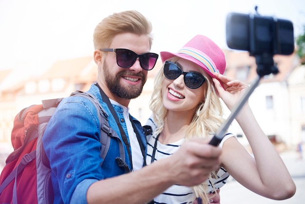 Hombre tomando fotos de vacaciones