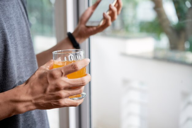 hombre tomando un jugo fresco en la mañana