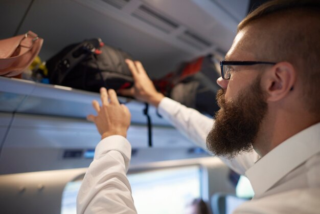 Hombre tomando la mochila al final del viaje