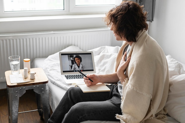 Foto gratuita hombre tomando notas de su médico