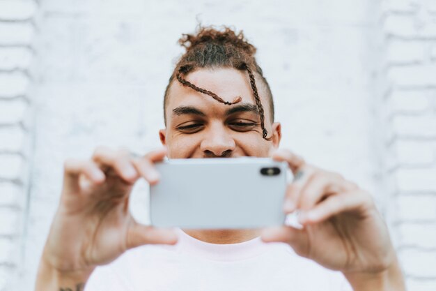 Hombre tomando un selfie en el centro