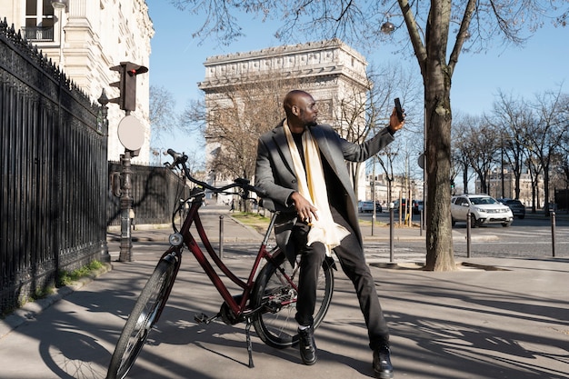 Hombre tomando selfie en la ciudad de francia