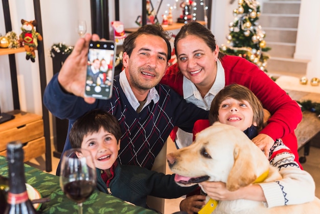 Hombre tomando selfie con familia