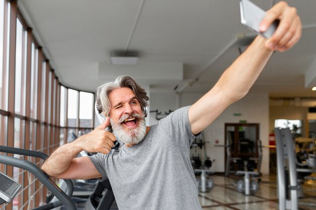 Hombre tomando selfie mostrando aprobación