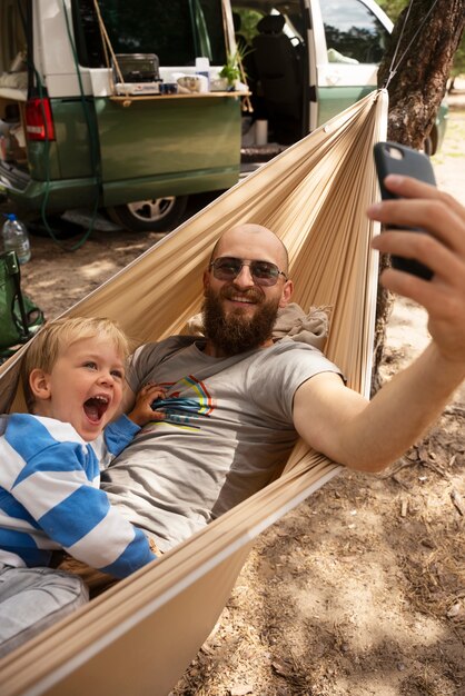 Hombre tomando selfie con niño alto ángulo