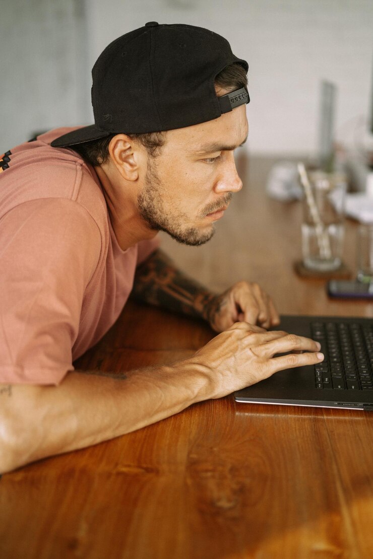 Foto gratuito un hombre trabaja en una computadora en un espacio de coworking. trabajo remoto, espacio de trabajo.