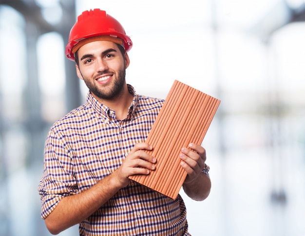 Hombre del trabajador con el ladrillo