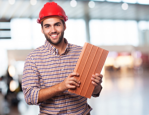 Hombre del trabajador con el ladrillo